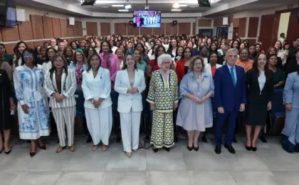 Datos revelan que las mujeres son casi la mitad del funcionariado público, pero siguen fuera de los principales espacios de poder