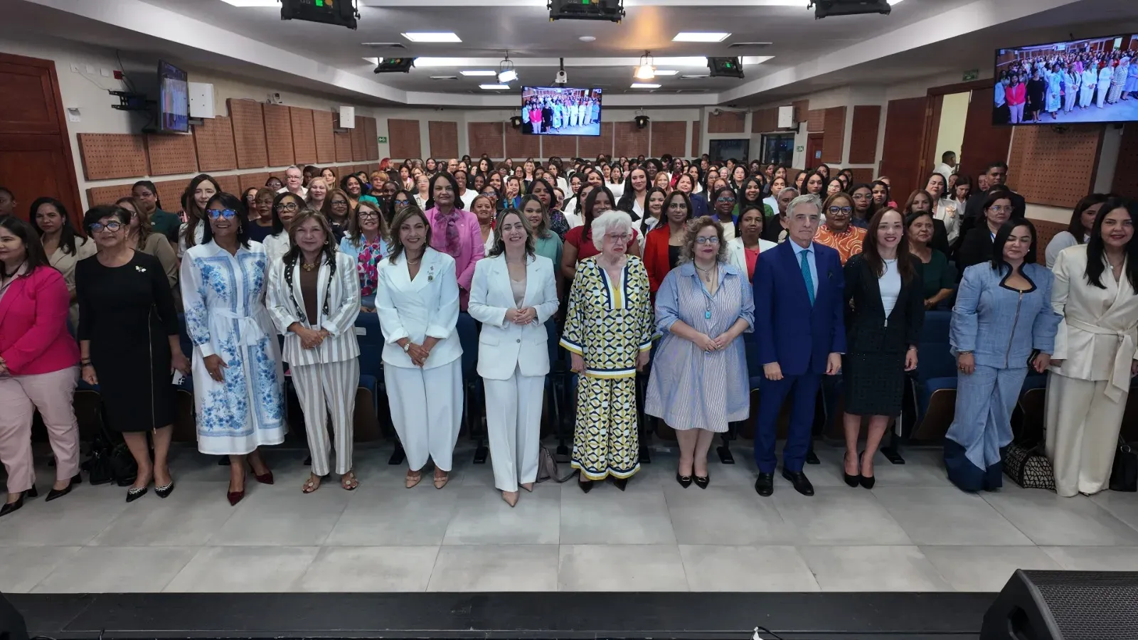 Datos revelan que las mujeres son casi la mitad del funcionariado público, pero siguen fuera de los principales espacios de poder